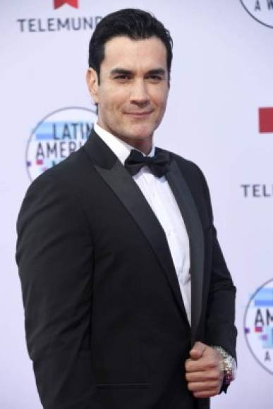 El actor David Zepeda también optó por el color negro para la gala.