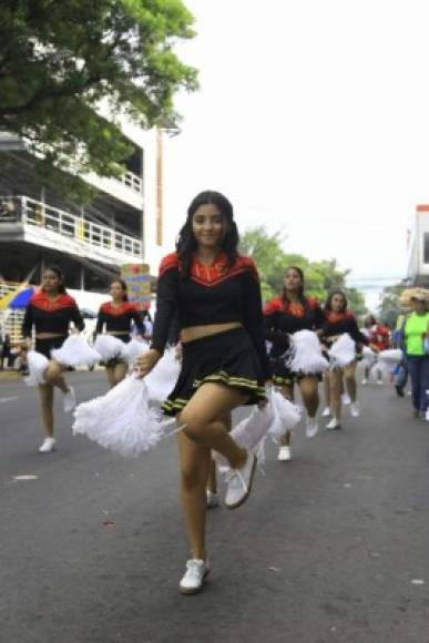 Una jovencita desfile en la ciudad de San Pedro Sula, zona norte de Honduras.