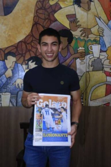 El joven Jonathan Rubio voló rumbo a Portugal para reportarse con el Tondela. Previo al viaje, el mediocampista posó con la portada de este lunes de Diario LA PRENSA.