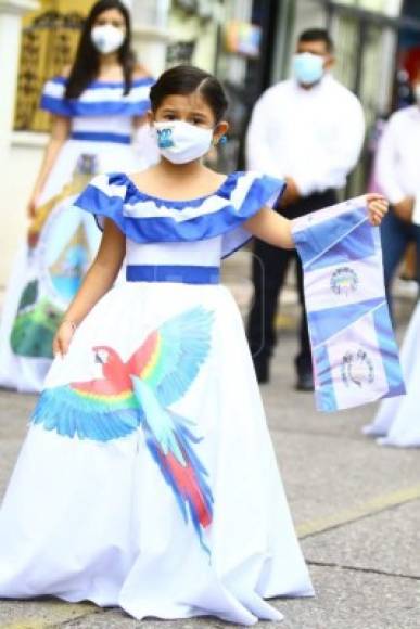 Santa Bárbara, pintoresco departamento de Honduras, se caracteriza por el talento de sus habitantes y en este hermoso traje se puede ver plasmado el arte que llevan en las venas. <br/>