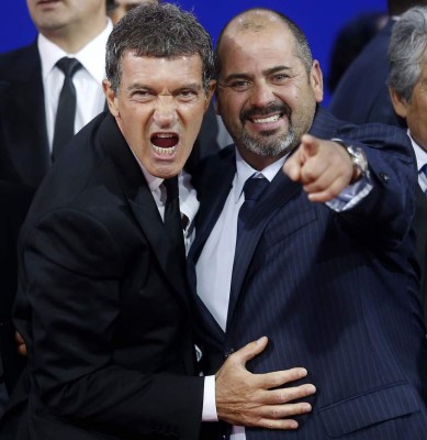 The actor of the film 'The 33', Antonio Banderas (L) poses with Mario Sepulveda (R), one of the 33 miners that remained trapped in a mine at a depth of 600 meters in Chile in 2010, during the avant premiere of the film inspired in their ordeal, in Santiago August 02, 2015. AFP PHOTO/MARIO DAVILA/AGENCIAUNO CHILE OUT