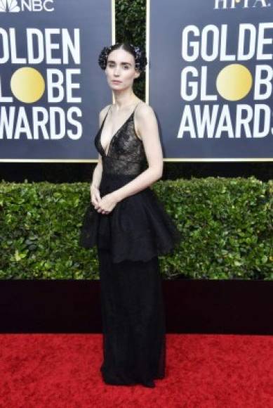 La actriz Rooney Mara acompañó a su esposo, Joaquin Phoenix, luciendo demasiada extraña para una gala como los Globos de Oro.