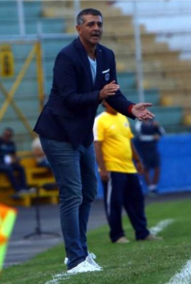 El look de Diego Vázquez dirigiendo al Motagua durante el partido contra el Honduras Progreso.