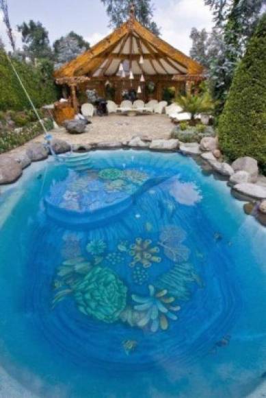 Los medios mexicanos resaltaron los lujos de cada rincón de la mansión, incluyendo el fondo de la piscina, que exhibía un paisaje marino con corales y esponjas.