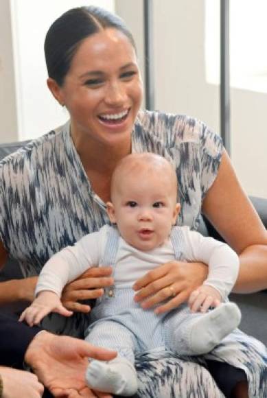 Aunque parece demasiado pronto para saber si Archie ha heredado el famoso cabello rojo de su padre, tiene los grandes ojos marrones oscuros de su madre, una sonrisa querubínica y unas mejillas deliciosamente regordetas.