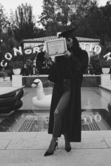 Kylie Jenner así posó el día de su graduación.