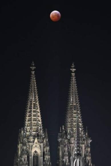 Hermosa imagen de la Super Luna de Sangre sobre la histórica catedral de Colonia en Alemania.
