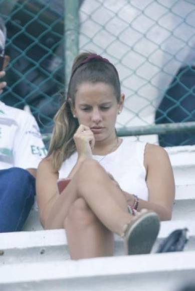 Una hermosa chica en las gradas del estadio Excélsior.