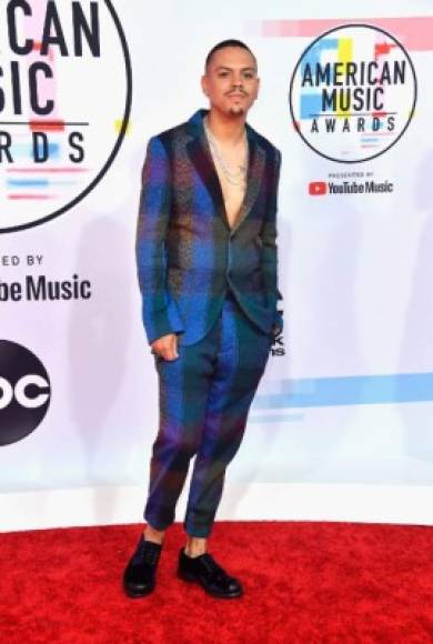 El actor y músico estadounidense Evan Ross, hijo de la reconocida cantante Diana Ross, causó asombro al presentarse a los premios sin camisa de centro y sin calcetines, y con un traje que parecía manta.