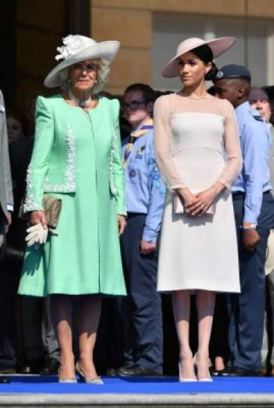 La fiesta en el jardín recibe a unas 6.000 personas que descienden por los terrenos del Palacio de Buckingham para escuchar música y discursos.