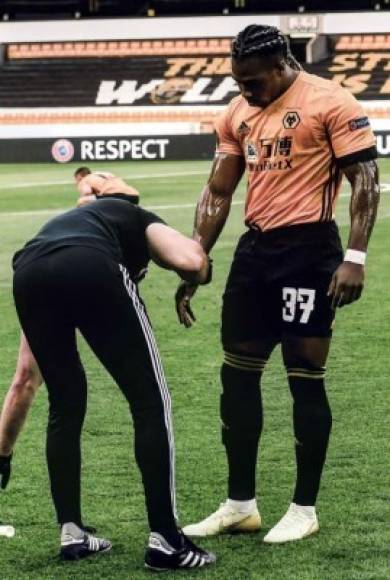 Una de las imágenes más virales de Adama Traoré es antes de cada partido del Wolverhampton, cuando los fisios del equipo inglés aplican aceite para bebés en el cuerpo del corpulento futbolista. Puede sonar extraño, pero esta es una más de las estrategias más importantes del jugador sensación de la selección española.