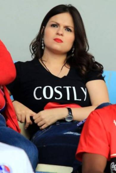 La esposa de Carlo Costly estuvo presente en las gradas del estadio Nacional observando el partido Olimpia-Vida.