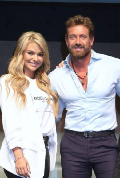 Así reaccionó Gabriel Soto ante los rumores de infidelidad de parte de Irina: “Nombre, cómo creen, es que ya empiezan con todos los chismes, ya nos sabemos cómo son los chismes, pero no, nada que ver, claro que no, estoy completamente seguro de la relación que tengo y para nada, sabemos de dónde empiezan los chismes”.<br/>