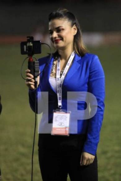La presentadora Claudia Torres, de TeleProgreso, en el estadio Micheletti.