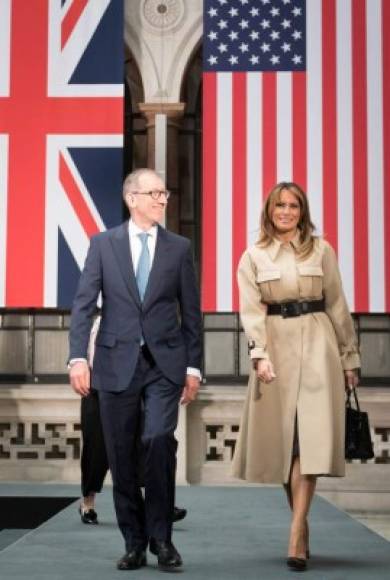 Más temprano, Melania también acaparó la atención en la capital británica con una de las prendas británicas por excelencia, un abrigo de Celine a modo vestido, que ya había utilizado el año pasado .