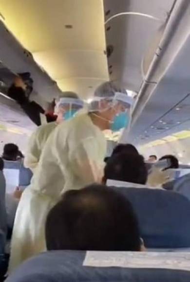 Las imágenes de personal médico revisando la temperatura corporal de los pasajeros de un avión que partió de Wuhan se viralizaron en redes sociales.