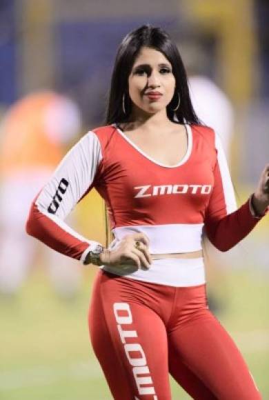 En el estadio Morazán se pasearon bellas edecanes.