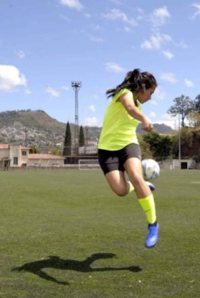 Rodríguez demuestra una gran técnica con el balón. El año pasado en la liga femenil de Honduras fue la más goleadora del torneo.