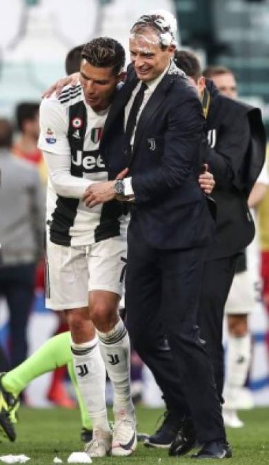 Massimiliano Allegri y Cristiano Ronaldo se abrazan celebrando el título de la Serie A.
