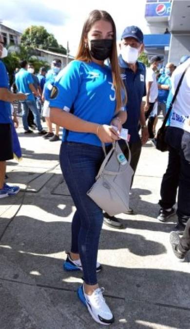 Desde tempranas horas comenzaron a llegar bellas aficionadas al estadio Cuscatlán.