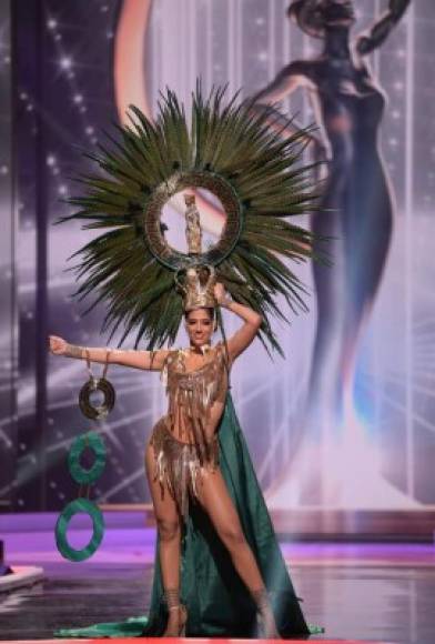 El traje de Miss Honduras 2020, Cecilia Rossell, estuvo inspirado en la belleza de la cultura Maya. Fue diseñado por el artista mexicano Alonso Máximo. La creación pasaba alrededor de 65 libras.