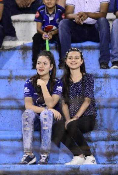 Estas dos hermosas chicas se hicieron presente al estadio Olímpico.