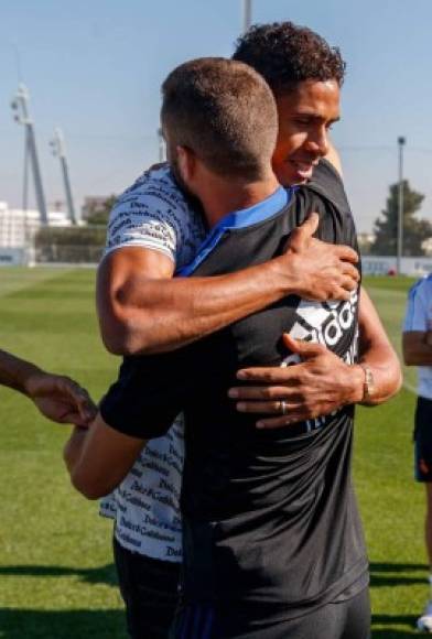 El gran abrazo que le dio Dani Carvajal a Varane.