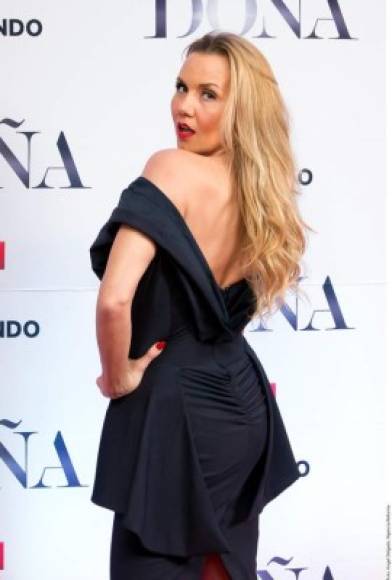 Michelle Vieth no dejó duda de su sensualidad al engalanar la alfombra roja del melodrama 'La Doña'.<br/>