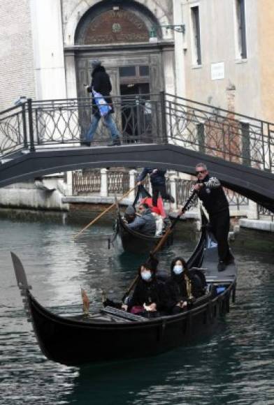 Venecia se vio obligada a suspender su famoso carnaval para evitar la propagación del letal virus.