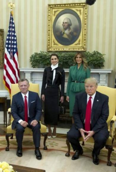 La pareja presidencial estadounidense posó con los reyes de Jordania en el salón oval de la Casa Blanca.