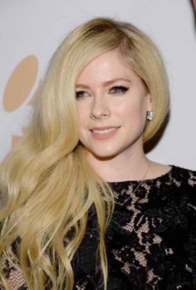Avril Lavigne: la cantante tuvo un breve retiró para recibir tratamiento para la enfermedad de Lyme, una dolencia provocada por la mordedura de una garrapata, que transmite una bacteria que puede afectar al sistema nervioso y al cognitivo.<br/>Thalía y Bella Hadid son otras famosas que padecen esta enfermedad.