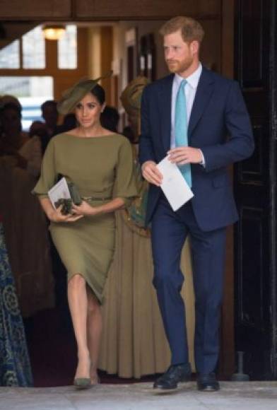 Supuestamente seleccionado para no eclipsar a Kate Middleton, el vestido verde oliva de Ralph Lauren parecía la opción perfecta para el bautizo del Príncipe Louis.<br/><br/>Pero su precio lo hacen todo menos discreto. Solo el vestido cuesta$2,102 dólares, más un bolso de mano Mulberry, guantes de Cornelia James y un par de tacones de aguja de Manolo Blahnik; completando el look con un sombrero de Stephen Jones y joyería de Cartier ($78,600).<br/><br/>Meghan usó un atuendo de $83,685.35