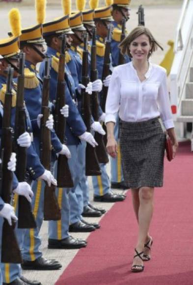 En mayo de 2015, realizó su primer viaje de apoyo a los programas de ayuda al desarrollo impulsados por la cooperación española. <br/><br/>En la imagen, la Reina Letizia a su llegada a la base aérea Enrique Soto Cano, en el departamento de Comayagua, para iniciar una visita en solitario de cuatro días por el país hondureño y El Salvador.<br/><br/>