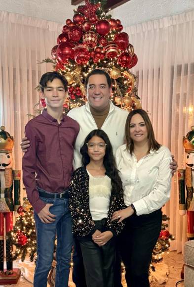 Héctor Zelaya, hijo de la presidenta Xiomara Castro y asesor privado, pasó una cálida Nochebuena junto a su esposa e hijos. 