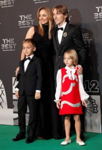 El mediocampista del Real Madrid y Croacia, Luka Modric, posa con su esposa Vanja y sus hijos Ivano y Ema.