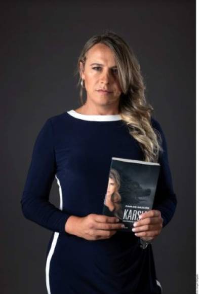 Vestido como la mujer que es ahora Gascón se presentó en México par lanzar su novela “Karsia”, libro que aborda transformación del actor y los conflictos que este vivió para aceptar su identidad.