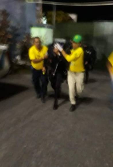 Dos policías heridos y una patrulla policial dañada es el saldo de los disturbios entre aficionados de Alianza y Olimpia de Honduras en Santa Tecla.