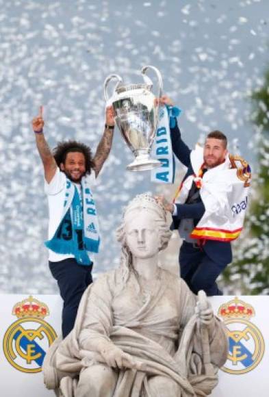 Sergio Ramos y Marcelo alzaron la 'Orejona' en la Plaza Cibeles.