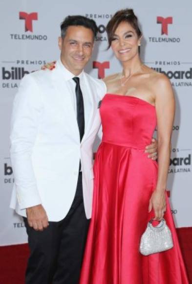 Omar Germenos y su esposa Gloria Peralta en la alfombra roja de los Premios Billboard 2016.