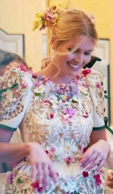 Kitty Spencer es amante de las flores y los colores, tal como se puede apreciar en este cuarto vestido.