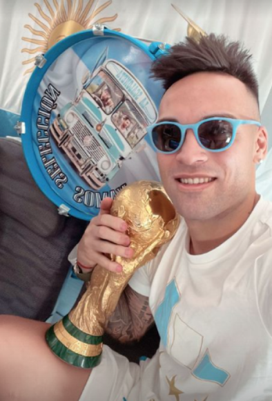 Los jugadores de Argentina han armado su verdadera fiesta en el avión a la espera de poder aterrizar en su país y seguir celebrando con los aficionados.