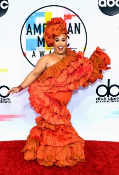 Patrick Starrr, quien cuenta con más de millón de seguidores en su canal de Youtube y en Instagram, es famoso por sus 'tips' de maquillaje en Internet.<br/>Lució un vestido con exceso de revuelos y de color naranja que no le favoreció mucho. Cabe destacar que su carisma fue arrollador.