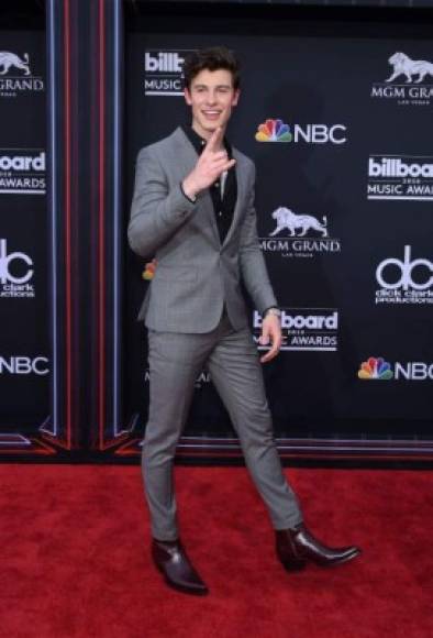 Shawn Mendes, entre los caballeros mejor vestidos de la noche.