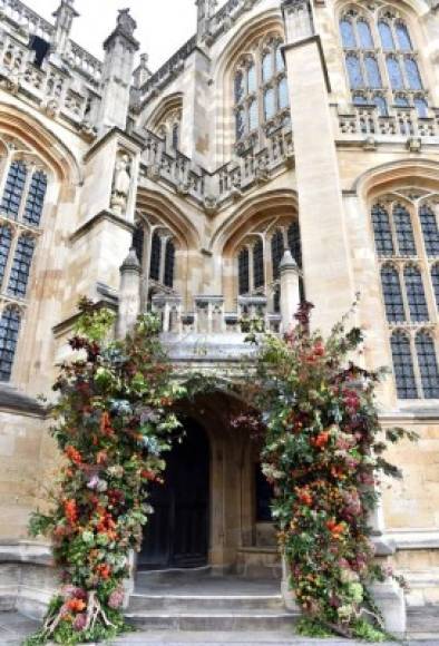 Así de hermosa lucía la entrada de la capilla San Jorge, en el castillo de Windsor. Las flores le daban un toque otoñal y sofisticado al enlace.