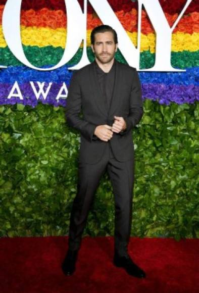 Jake Gyllenhaal, quien regresará a Broadway en 'Sea Wall / A Life'este año, se mantuvo simple y sutil en un conjunto completamente negro.