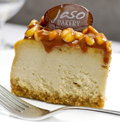 Cheesecake con caramelo y cacahuate