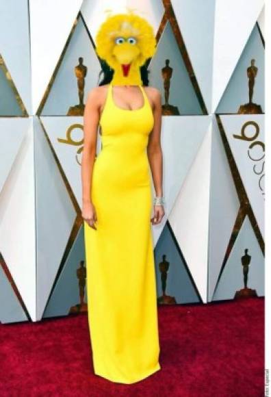 Usar el vestido amarillo maraca Ralph Lauren le salió muy caro a Eiza González.