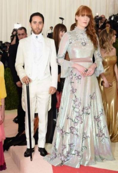 Jared Leto tuvo una aparición poco mediática en la gala MET 2016; cuando se presentó junto a Florence Welch en una noche inspirada en el tema 'Manus x Machina: la moda en la era de la tecnología'.