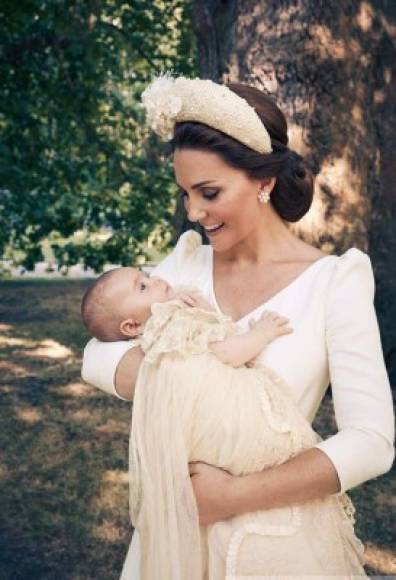 Las imágenes muestran a una radiante duquesa de Cambridge contemplando a su bebé durante la recepción del bautismo celebrado la semana pasada.