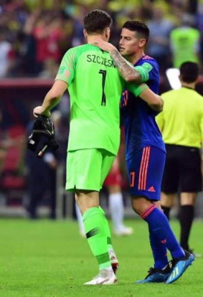 James Rodríguez consuela al portero polaco Wojciech Szczesny. Foto AFP